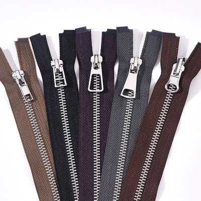 # 5 Zipper in metallo fine aperta Finitura argentea lucida in nero, marrone