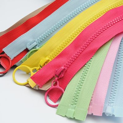 #5 Cerniera in resina con denti colorati per abiti in rosa