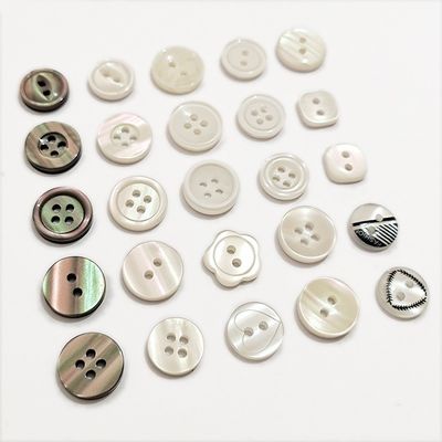 Fabbrica vendita diretta 4 fori rotondi bottoni di plastica personalizzati inciso logo bottone di resina per abbigliamento maglietta