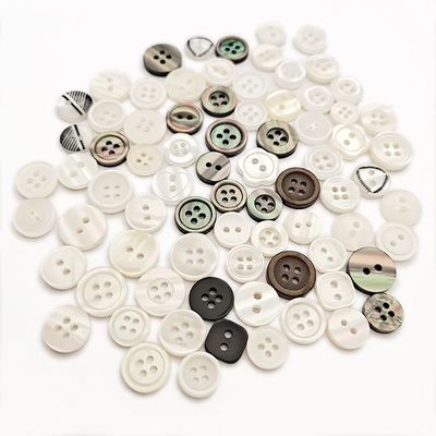 Fabbrica vendita diretta 4 fori rotondi bottoni di plastica personalizzati inciso logo bottone di resina per abbigliamento maglietta